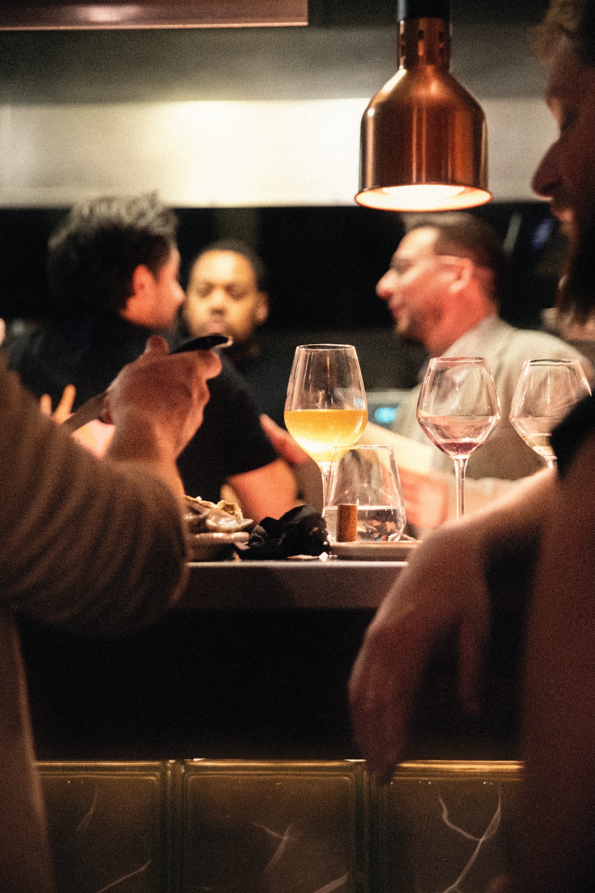 Verres de vin et convives — Gaheca Lyon 2